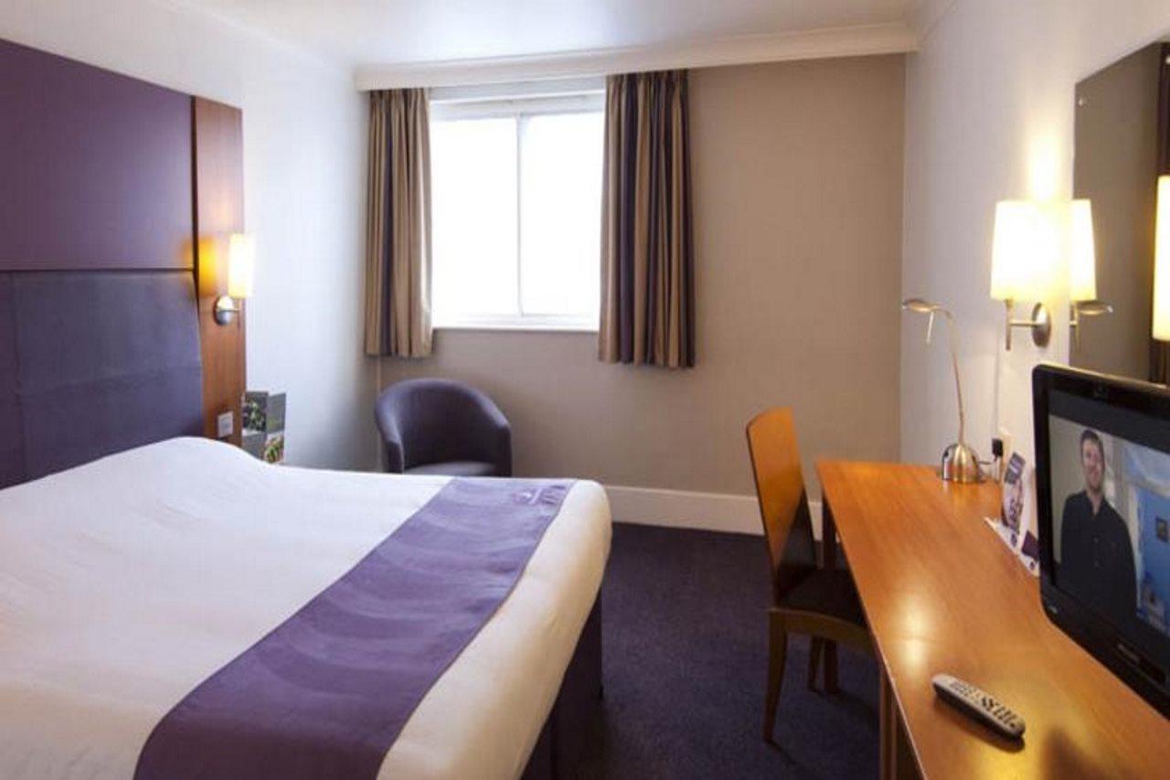 Premier Inn Bicester Exteriör bild