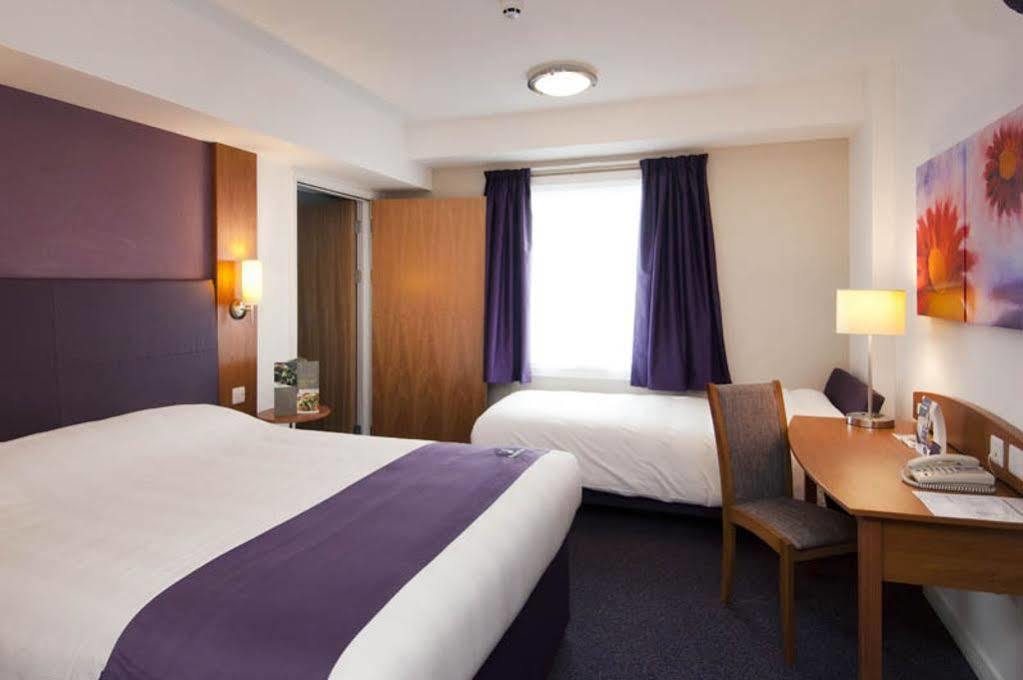 Premier Inn Bicester Exteriör bild