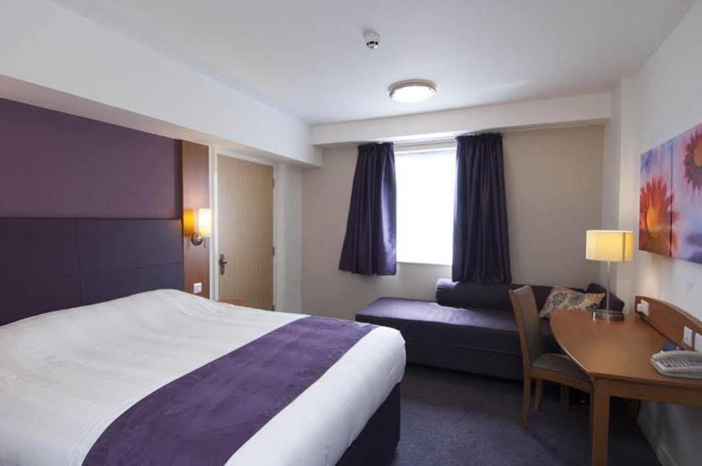 Premier Inn Bicester Exteriör bild