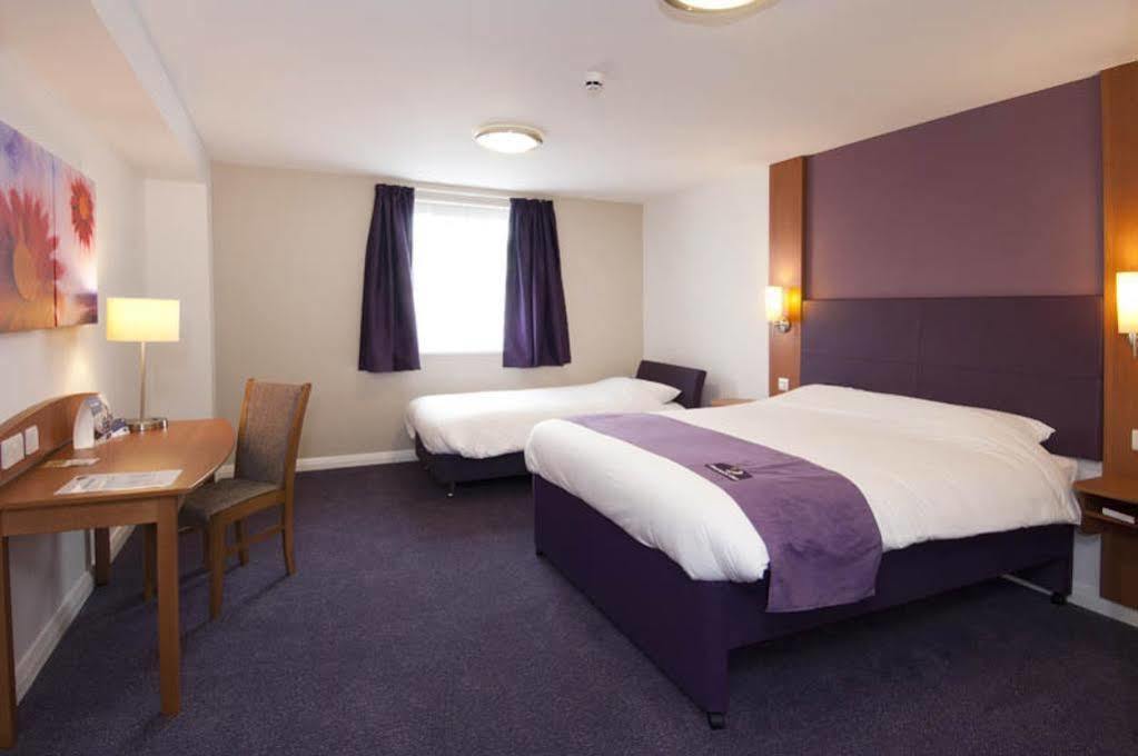 Premier Inn Bicester Exteriör bild